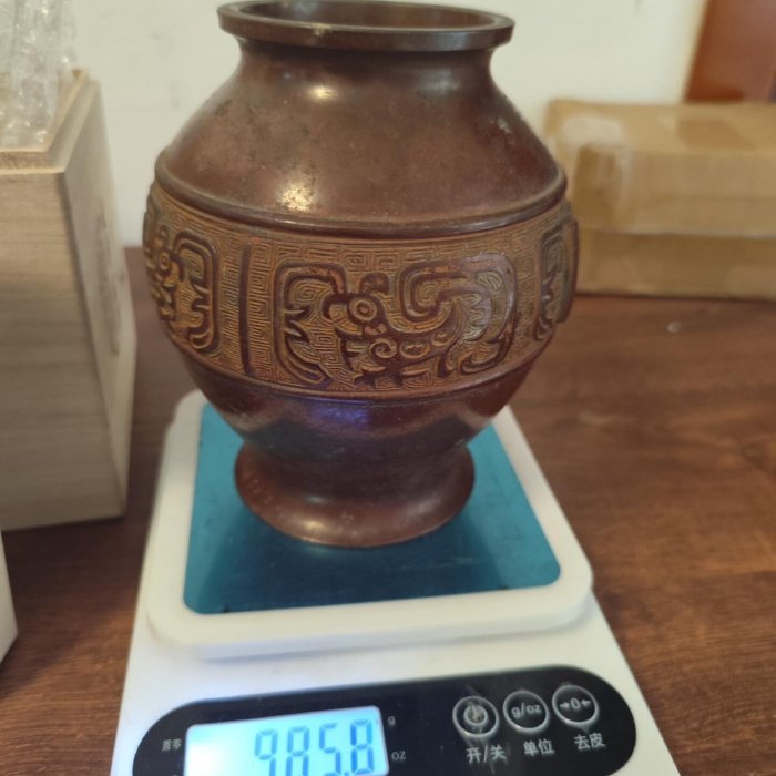 嚴選日本鑄銅饕餮回字紋花瓶，高度約18公分，典雅小品收藏，附原木盒