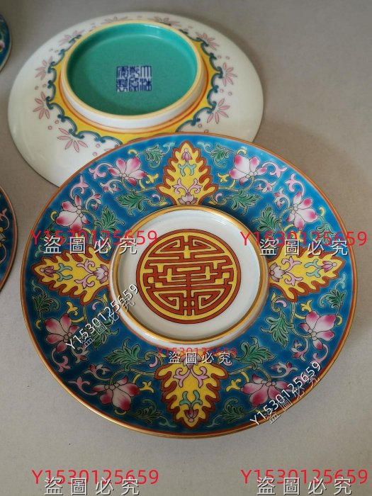 大清乾隆年制松石綠地畫琺瑯彩寶相花蓋碗，以松石綠為地，釉色鮮亮勻凈