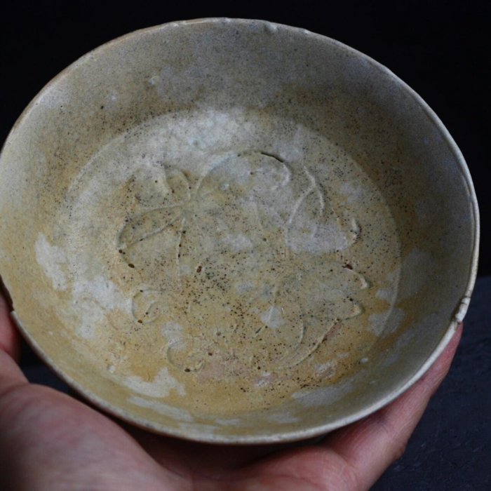嚴選宋代湖田窯青釉壺承，器型古樸典雅，花卉紋刻工精細，開片美如金絲