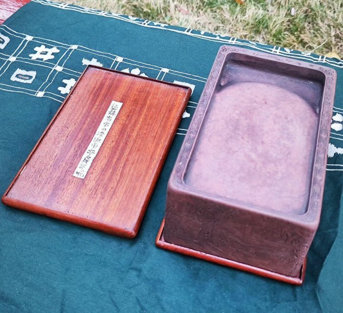 嚴選蘇州早期澄泥硯，蝦頭紅設計，六面滿工藝術品，紅木精巧蓋，底款