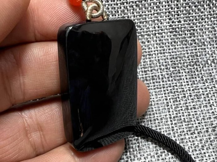 多藝多]新疆和田墨玉·無事牌墨玉又名“黑羊脂玉”其色重質膩紋理細緻漆黑