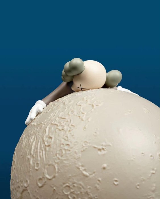 Kaws big moon lamp 月球燈companion bff kaws holiday 夜燈藝術公仔