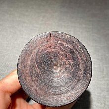 清代紫檀木筆筒，一木整挖而成，造型規整，口沿起線設計，腰微束顯得俐