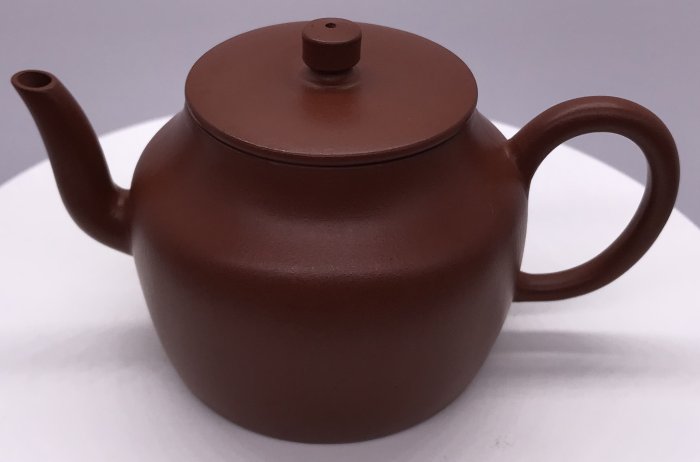 乾隆年製　朱泥茶壺 A metal-mounted yixing red stoneware teapot, Qing dynasty