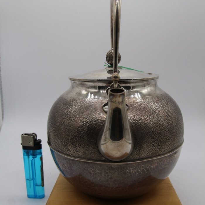 純銀製 槌目湯沸 緋銅内張銀蓋 貴石摘 鉄取手 桐箱付 煎茶道具 純銀保証 純銀製 槌目湯沸 緋銅内張銀蓋 貴石摘 鉄取手 桐箱付 煎茶道具