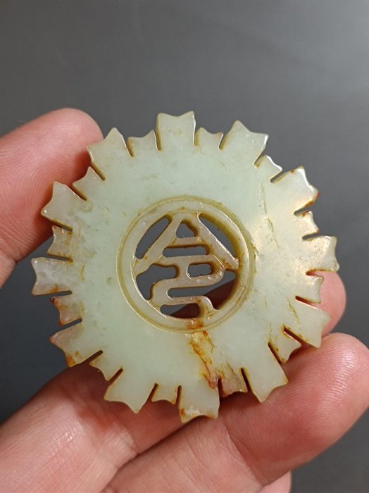 嚴選和田玉璇璣青玉佩，放射紋設計中心鏤空壽字，老包漿古韻天成，油潤