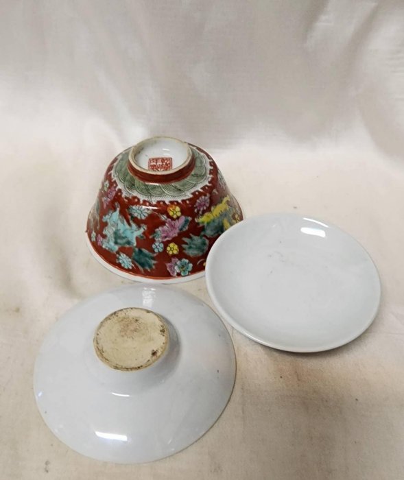 乾隆年製琺瑯彩茶蓋碗清代盛行使用的蓋碗乾隆皇帝嗜茶如命，品茶鑒水有