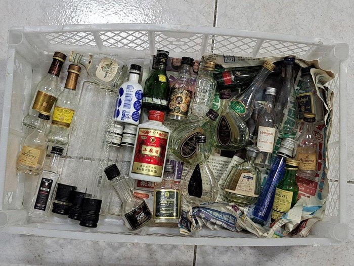 小樣酒空酒瓶約26隻，如圖現況出售，售出不退。