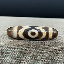 嚴選藏傳至純瑪瑙蓮花三眼天珠，男女通用直徑11.1mm對孔39.5mm。精心