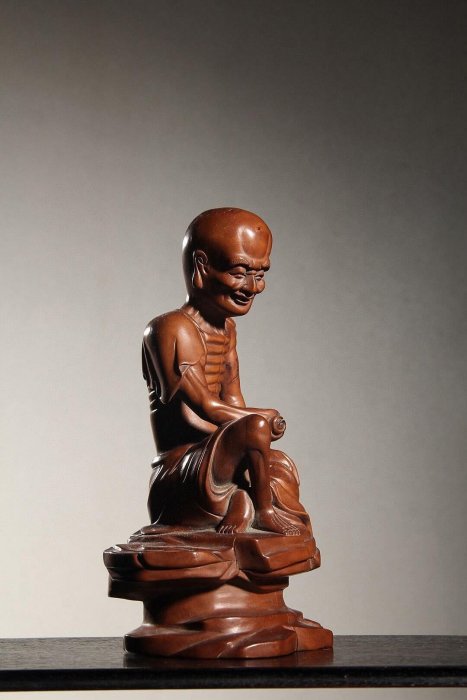 嚴選清末黃楊木雕瘦羅漢坐像，高18cm，長9cm，寬7.5cm，黃楊木材質精製