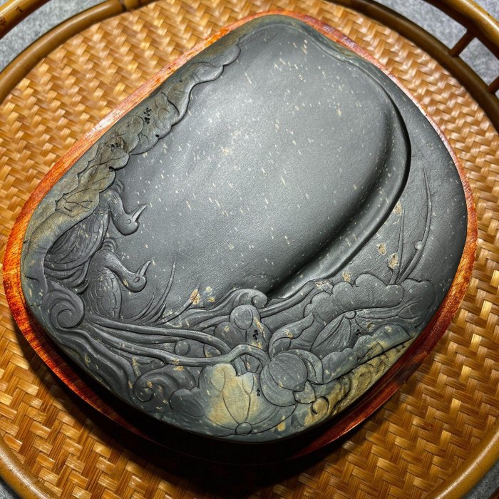 嚴選老坑歙硯金星羅紋玉材，精心雕琢雨中荷塘，美如細雨天。天然石皮