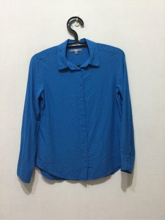 Uniqlo 寶藍色襯衫