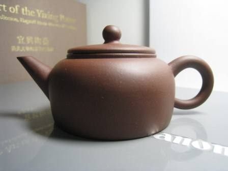 早期1975宜興原礦全手工￼紫砂‧底槽清．薄胎．文革五型水平壺‧底款