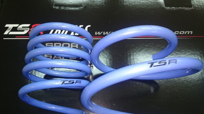 **瘋輪胎** TS短彈簧Triples S 台灣製可搭原廠避震器 PORSCHE MACAN 瘋狂特賣中