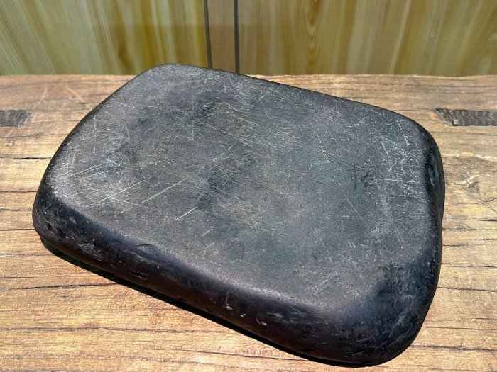明代隨型子石蒼龍橫沼端硯，石出端溪，可見火捺