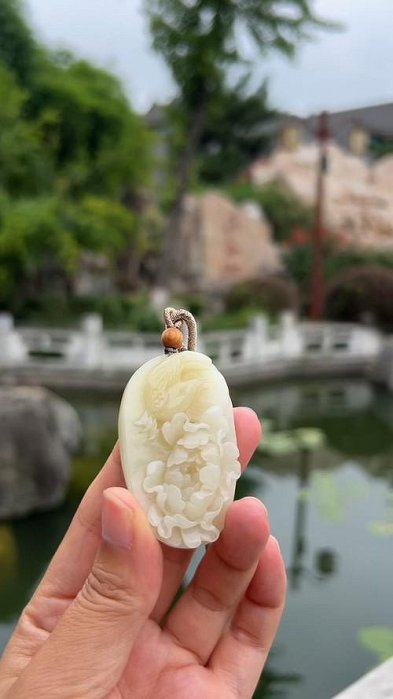 銀七宝 鳳 和田玉 白玉刻花鳥 宝石 珊瑚 象嵌 花鳥 饕餮(K-A156) 編號：22046002342【鳥語花香】? 花開富貴材質：和田玉?俄料俏糖色規格