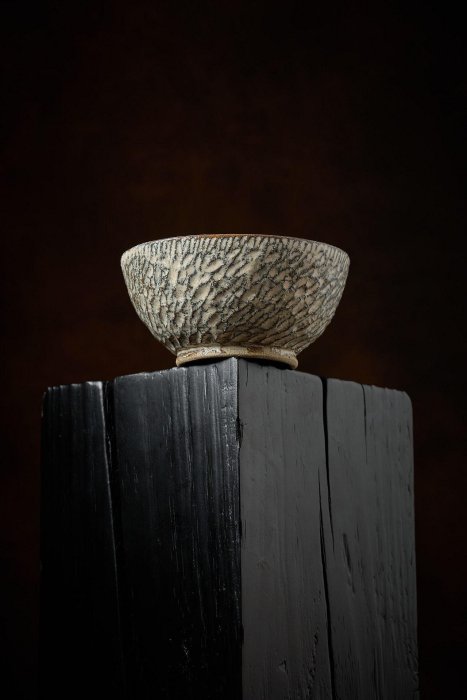 島岡達三縄文象嵌抹茶碗，口徑16.3cm高7.7cm，重量561克，人間國寶工藝