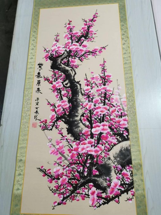 嚴選紫氣東來梅花純手繪卷軸，色彩鮮艷層次分明，精致裝裱限量版藝術品