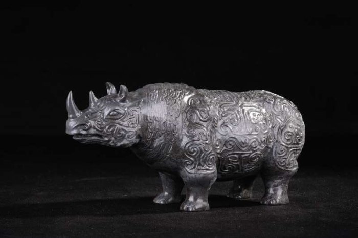 【凍石】寿山石精品・牛角凍 得獎作品~~國寶壽山石精品擺件----坑頭牛角凍〖 博古稀牛〗 精細比例