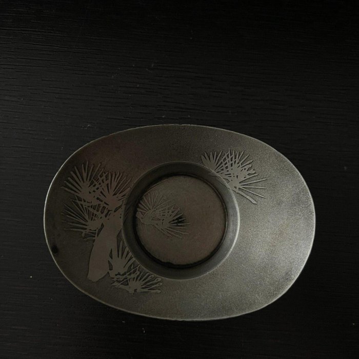 梅形 乾茂號造 古錫 錫製 茶托 嚴選老錫茶托乾茂號款，尺寸小巧珍藏級品相，梅蘭竹菊圖案精美，老物件