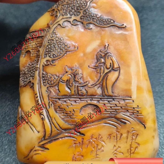 清代篆刻家秋堂款田黃石印章，雕刻山水人物亭榭，流暢自然，石質瑩潤蠟