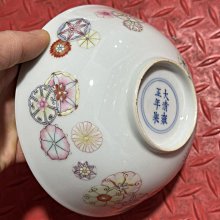 清代雍正款粉彩皮球花紋碗，景德鎮窯口，碗身粉彩皮球花，色彩豐富