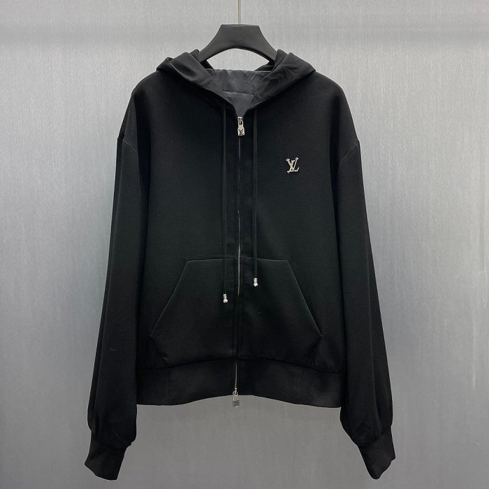 LU科技金屬小logo連帽衫Size S-XL本款連帽束腰夾克以科技混紡綿羊毛裁出動感廓形，為抽繩端頭融入華美珠飾，再於胸前標注金屬 以字NO115437
