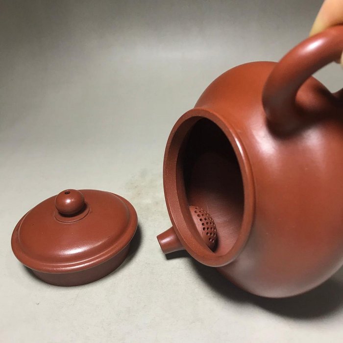 珍藏紫砂壺品茗：容天底款：顧景舟材質大紅袍容量：260cc 出水孔：球孔