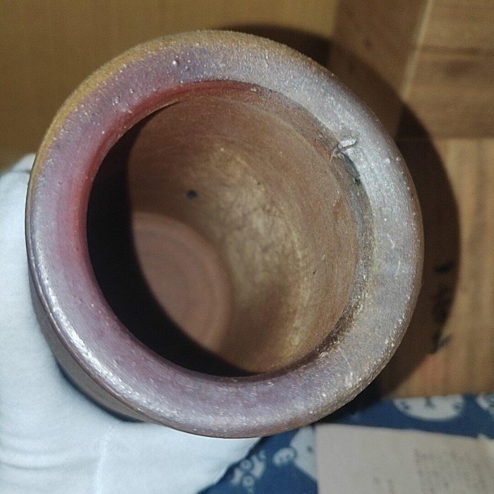 嚴選日本備前燒二代小山一草精品花入，胡麻窯特有變色與石爆工藝，原盒