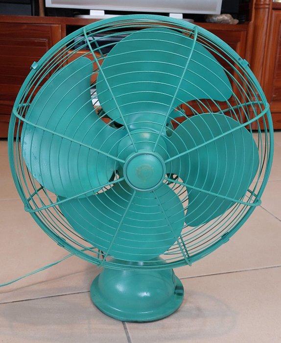 早期電風扇(1)~大同~桌上型~鐵製葉片~重新噴漆~重約7.03KG~懷舊.擺飾.道具