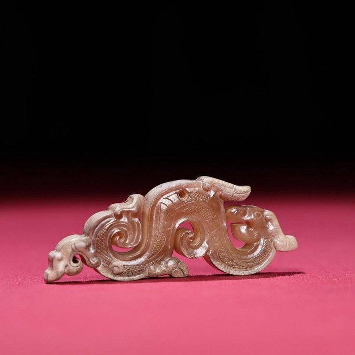 臻品舊藏，和田玉生坑玉龍佩，包漿厚重，沁色入骨，工藝精湛，犀利民藏