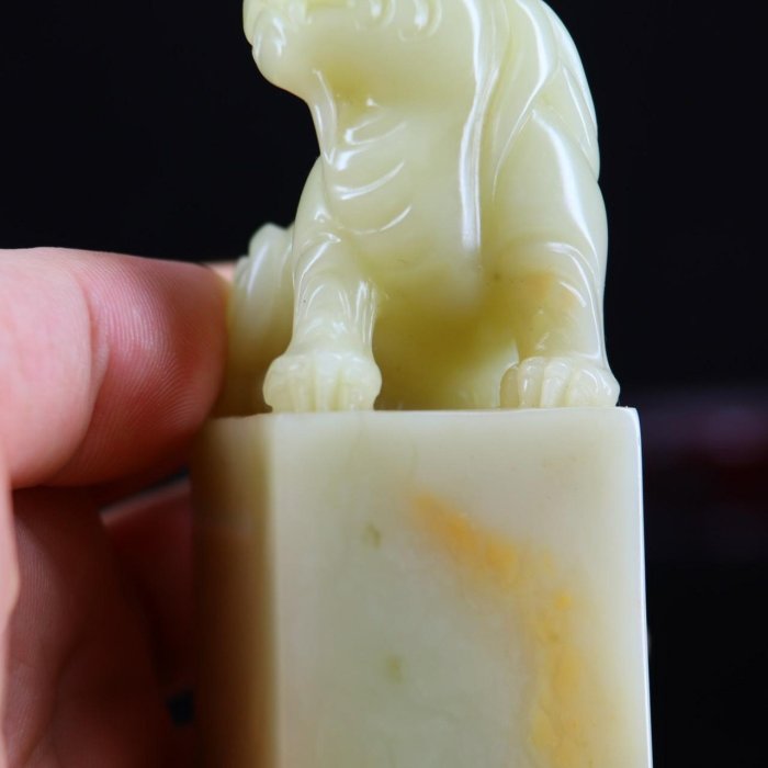 寿山・芙蓉石　印材　2.1×2.2×9.2 老礦壽山22號礦芙蓉石【題材】古獸【規格】36-36-87 印石原石收藏