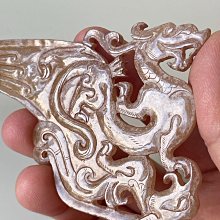 和田玉龍鳳佩飾精美龍鳳題材，龍與鳳相互交織。 龍身蜿蜒，雕刻精細