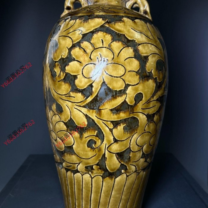宋代磁州窯黃釉剔花梅瓶器型規整，瓶身花卉紋飾，釉色溫潤，工藝精細