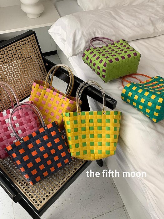 編織包 thefifthmoon可愛彩色清新格子塑膠編織籃手提菜籃子包休閑草編包~特價