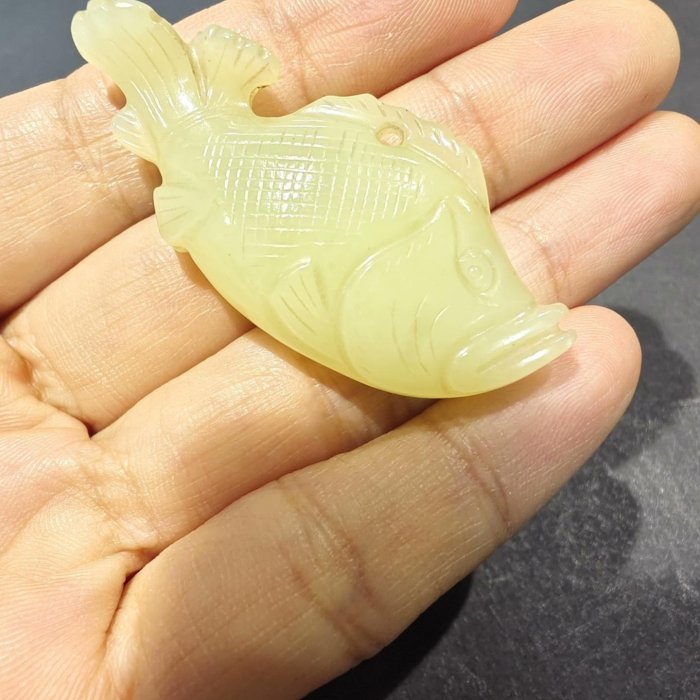 和田玉魚親子の彫刻 嚴選老和田黃玉小魚，精細雕工全品收藏推薦和田玉小魚雕刻| Yahoo拍賣