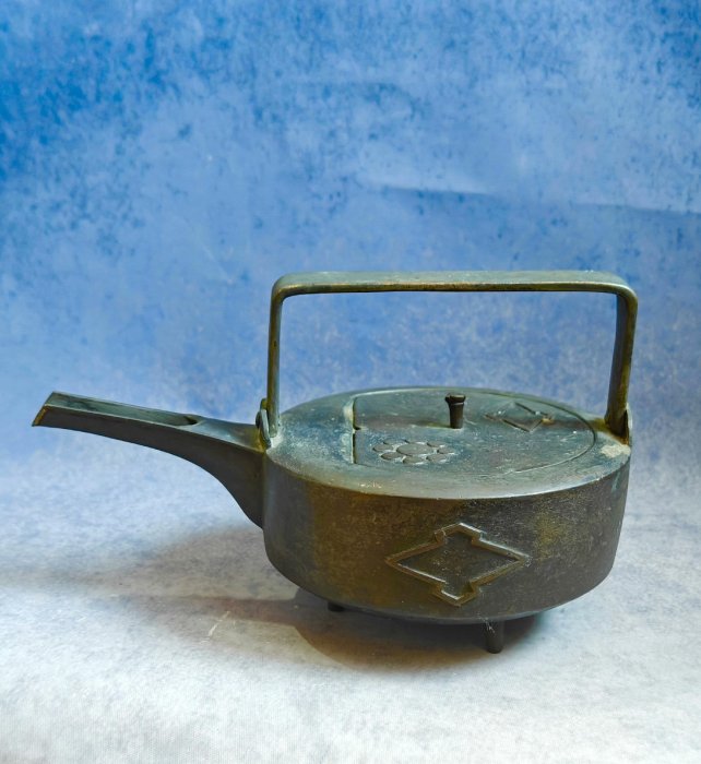 日本明代銅銚子銚子是溫酒煮茶器具。 銅銚子非常少見，大部分是鐵