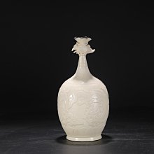 舊藏北宋定窯白釉深剔刻花卉龍紋鑲銀扣鳳頭大瓶尺寸高41公分口徑7公分 舊藏北宋定窯白釉深剔刻花卉龍紋鑲銀扣鳳頭大瓶尺寸高41公分口徑7公分