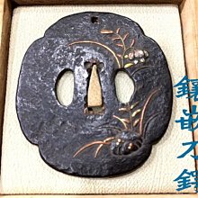 日本江戶時期金工師作.古鐵金銀鑲嵌百合紋木瓜形刀鍔.刀鐔(武士刀.茶托