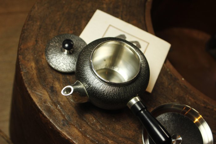 桑園の】美品!! 日本老字號本錫錫半厚胎409g 茶器組側把壺壺托未使用品