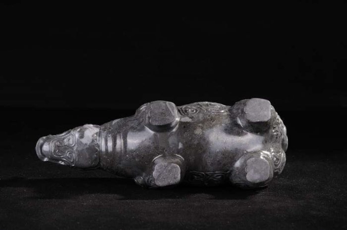 【凍石】寿山石精品・牛角凍 得獎作品~~國寶壽山石精品擺件----坑頭牛角凍〖 博古稀牛〗 精細比例