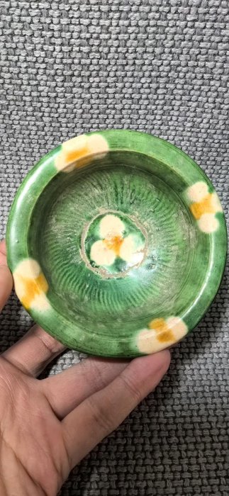 嚴選宋代綠釉點彩高足杯，窯裂添風采，高7.5公分，適合古玩收藏家。高
