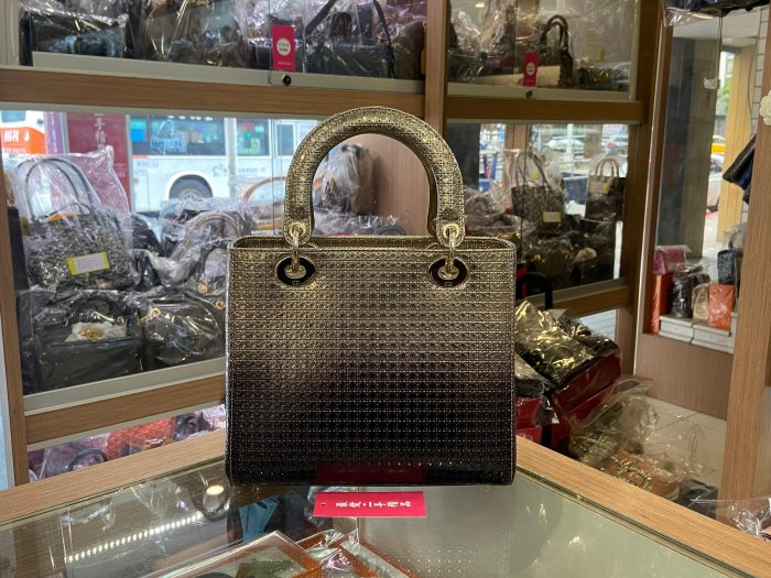 ☆最愛二手精品☆ CHRISTIAN DIOR 迪奧金黑色漸層漆皮金釦吊飾金釦拉鍊手提包肩背包斜背包兩用包黛妃包格藤格 LADY CD ...