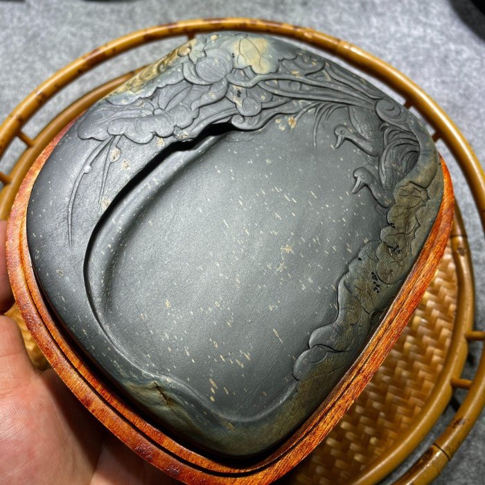 嚴選老坑歙硯金星羅紋玉材，精心雕琢雨中荷塘，美如細雨天。天然石皮
