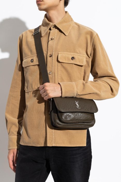 【YSL】SAINT LAURENT 專櫃經典款 NIKI系列銀色金屬LOGO粒面小羊皮翻蓋肩/斜背包郵差包 斜背包 (小款)