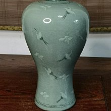 高麗青瓷梅瓶全品帶名家款高約32CM，肚徑約18CM售出后不退不換二手收藏