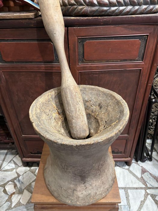 清代 臺灣 原住民 木臼與木杵古樸有味 皮殼超老 。百年木臼 檳榔臼 檳榔杵臼 平埔 木臼 原住民 捣藥 小磨藥 藥房 老木臼 早期木臼 古道 ...