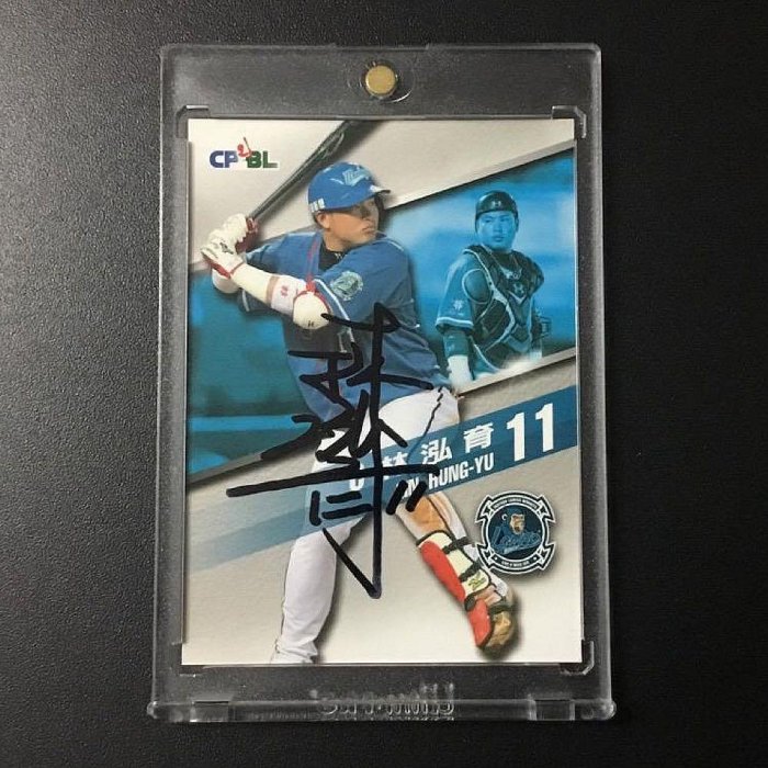 CPBL樂天桃猿 捕手 小胖 {林泓育} 卡面親筆簽名卡。棒球 簽名球卡 球員卡.1