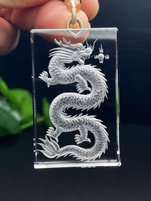 收藏極品天然白水晶無事牌內雕龍吊墜晶體通透龍是四靈之首有升騰之勢能