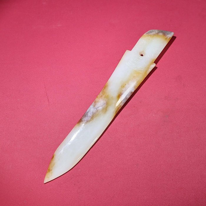 臻品舊藏，和田白玉玄鳥柄型器， 包漿厚重，沁色入骨，工藝精湛，犀利